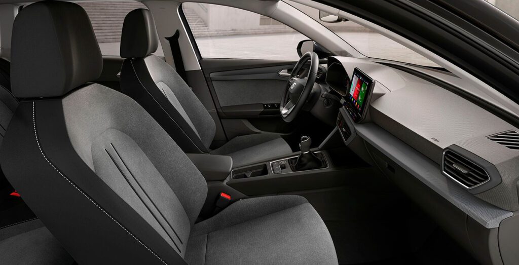 SEAT-LEON-1.0-TSI-Style-Sportstourer-25o-Aniversario-interior-perfil.jpg