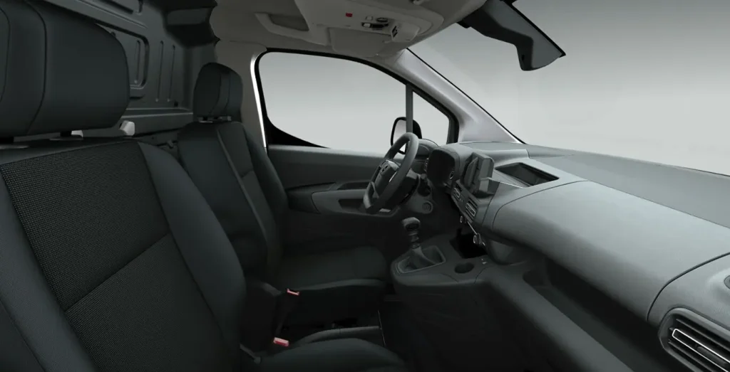 OPEL-Combo-Cargo-L-650kg-1.5-SS-interior-delantera-II.webp