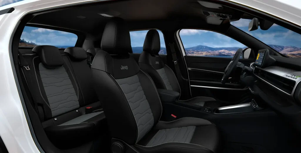 JEEP-AVENGER-EHYBRID-4xE-136CV-AUTOMATICO-interior-trasera.webp