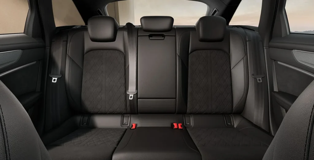 Audi-RS6-Avant-TFSI-Quattro-interior-trasera-1.webp
