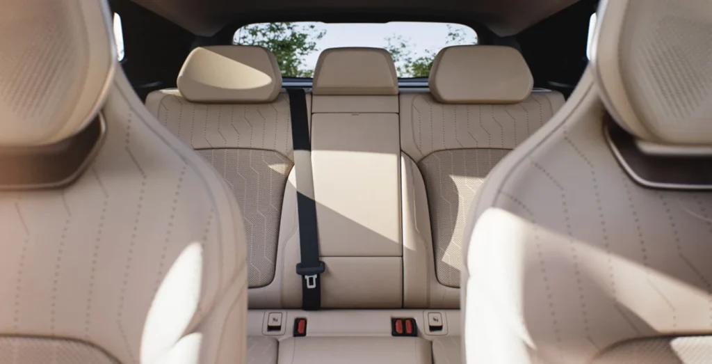 Lynk-Co-08-1.5-PHEV-More-interior-trasera-2.webp